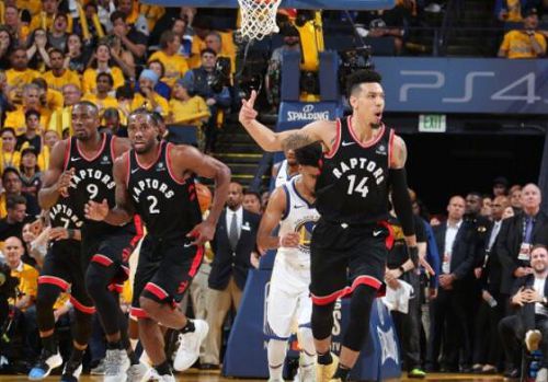 勒布朗·詹姆斯加冕NBA历史得分王，传奇时刻震撼篮球界